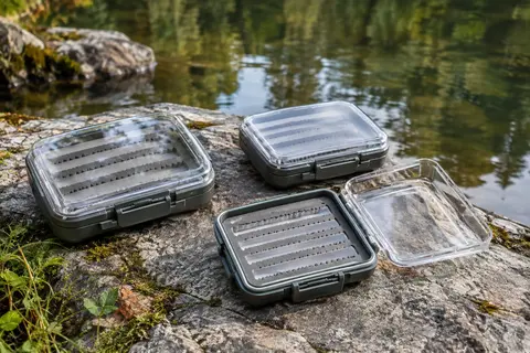 Trois boîtes à mouches Gonex grises, dont une ouverte pour montrer ses fentes en mousse EVA