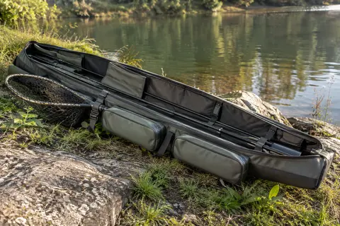 Fourreau de pêche de 160 cm avec poches extérieures et fixation pour épuisette au bord d’une rivière