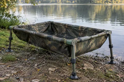 Berceau de réception pour carpe avec cadre pliable en aluminium et quatre pieds réglables, installé au bord de l’eau