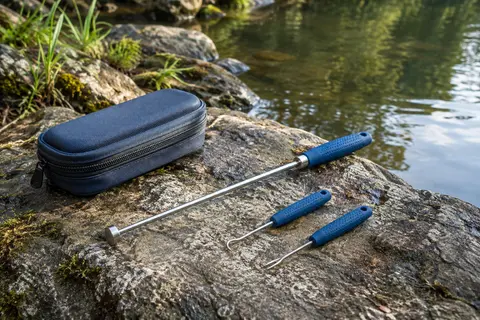 Kit bleu de trois dégorgeoirs de pêche avec extracteur métallique aimanté et boîte de rangement au bord de l’eau